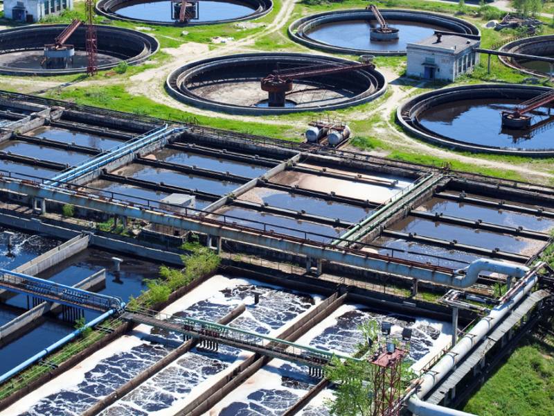 Wastewater treatment works with clarifier tanks